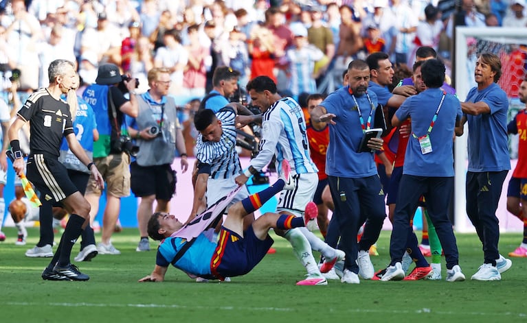 Soccer Football - FIFA World Cup 2026 - Final - Spain v Argentina - New York/New Jersey Stadium, East Rutherford, New Jersey, U.S. - July 19, 2026 Spain's Gavi clashes with Argentina's Leandro Paredes after the match REUTERS/Kai Pfaffenbach