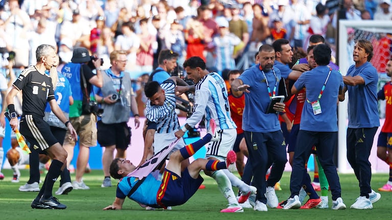 Soccer Football - FIFA World Cup 2026 - Final - Spain v Argentina - New York/New Jersey Stadium, East Rutherford, New Jersey, U.S. - July 19, 2026 Spain's Gavi clashes with Argentina's Leandro Paredes after the match REUTERS/Kai Pfaffenbach