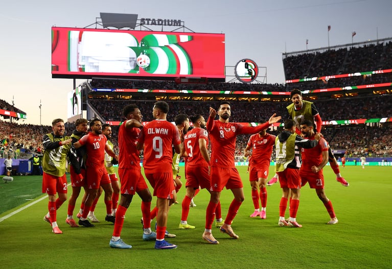 Soccer Football - FIFA World Cup 2026 - Group J - Jordan v Algeria - San Francisco Bay Area Stadium, Santa Clara, California, U.S. - June 22, 2026 Jordan's Nizar Alrashdan celebrates scoring their first goal with teammates REUTERS/Carlos Barria     TPX IMAGES OF THE DAY