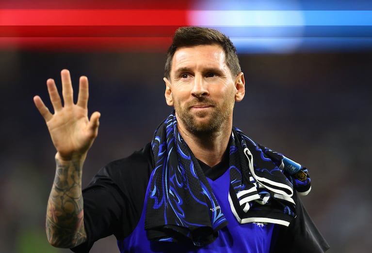 Soccer Football - FIFA World Cup 2026 - Group J - Jordan v Argentina - Dallas Stadium, Arlington, Texas, U.S. - June 27, 2026 Argentina's Lionel Messi waves as he walks off the pitch at half time REUTERS/Hannah Mckay