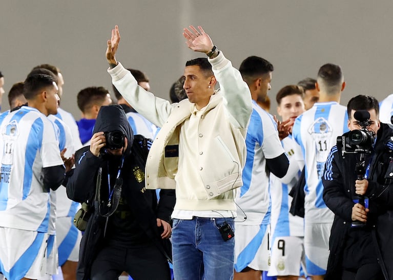 Soccer Football - World Cup - South American Qualifiers - Argentina v Chile - Estadio Mas Monumental, Buenos Aires, Argentina - September 5, 2024 Argentina's Angel Di Maria with his family and teammates receives a tribute before the match REUTERS/Agustin Marcarian
