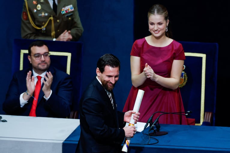Soccer player Lionel Messi receives the Princess of Asturias Award for Sports next to Spain's Princess Leonor, at the Princess of Asturias Awards ceremony in Oviedo, Spain, October 23, 2026. REUTERS/Vincent West