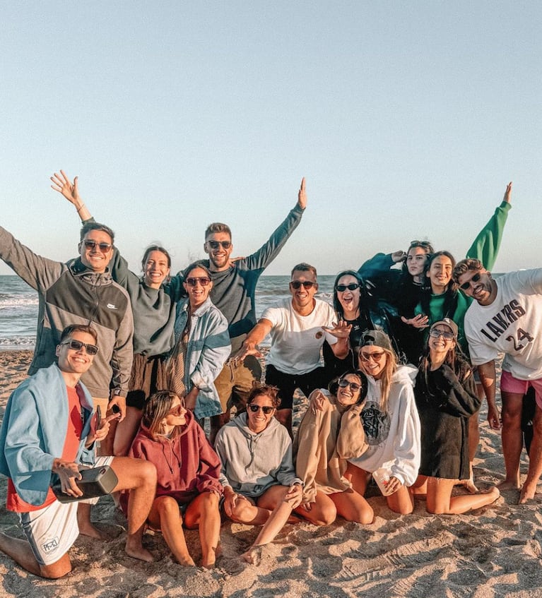 Sofi Martínez, en las playas de Pinamar con amigos tras separarse de Diego Leuco: “Siendo feliz”