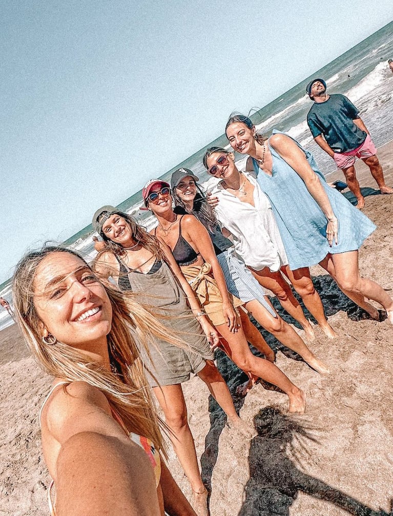 Sofi Martínez, en las playas de Pinamar con amigos tras separarse de Diego Leuco: “Siendo feliz”
