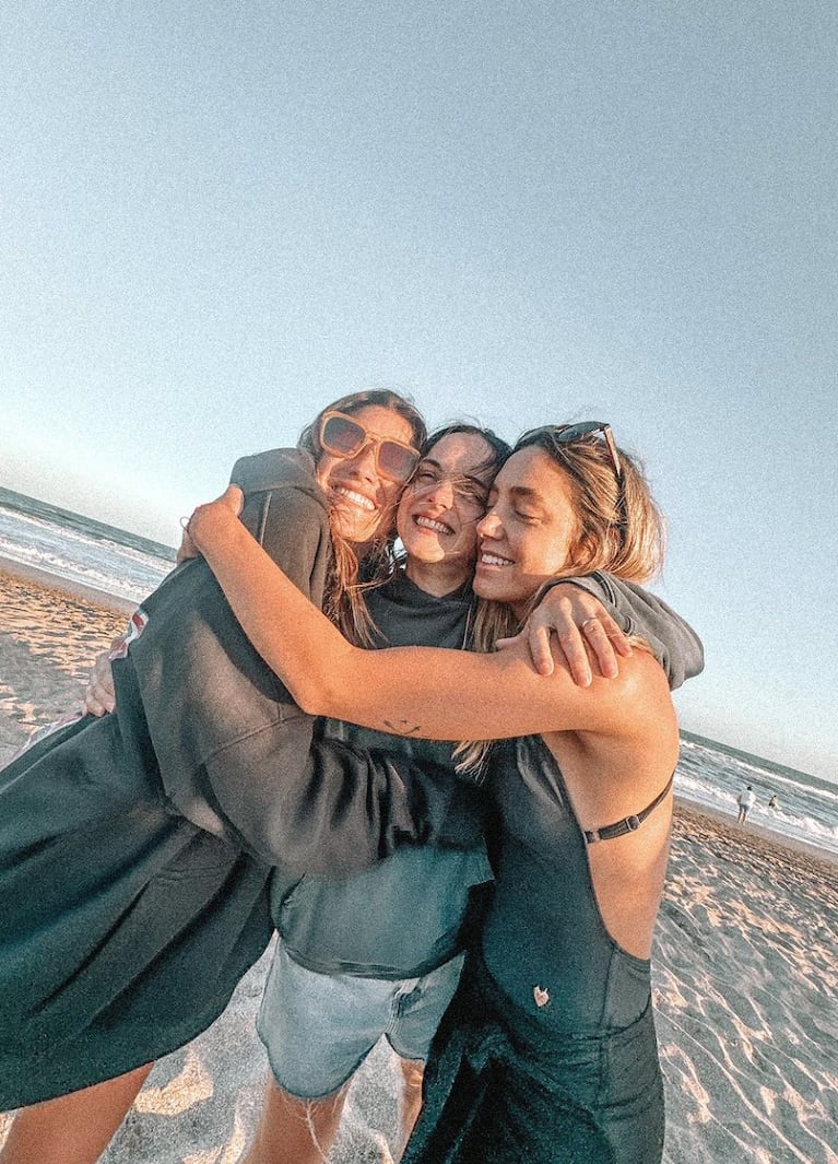 Sofi Martínez, en las playas de Pinamar con amigos tras separarse de Diego Leuco: “Siendo feliz”