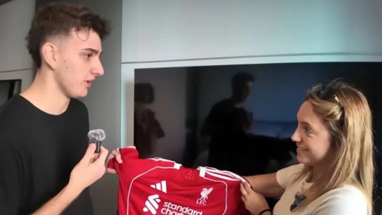 Sofi Martínez muestra una camiseta del Liverpool durante el recorrido por su departamento.
Fuente: Instagram