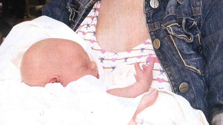 Sofía, a upa de su mami, Agustina Attias. (Foto: revista Pronto)