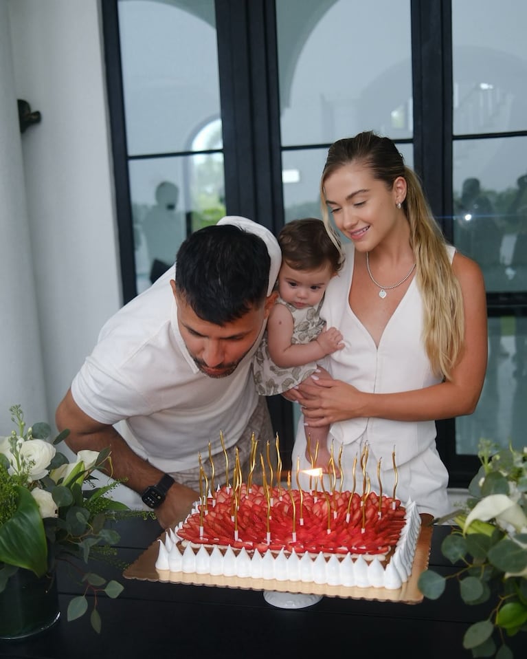 Sofía Calzetti deslumbró con un look total white en el cumpleaños del Kun Agüero