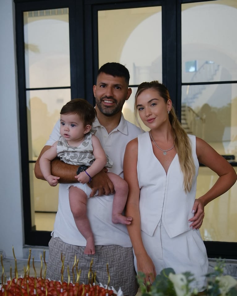 Sofía Calzetti deslumbró con un look total white en el cumpleaños del Kun Agüero