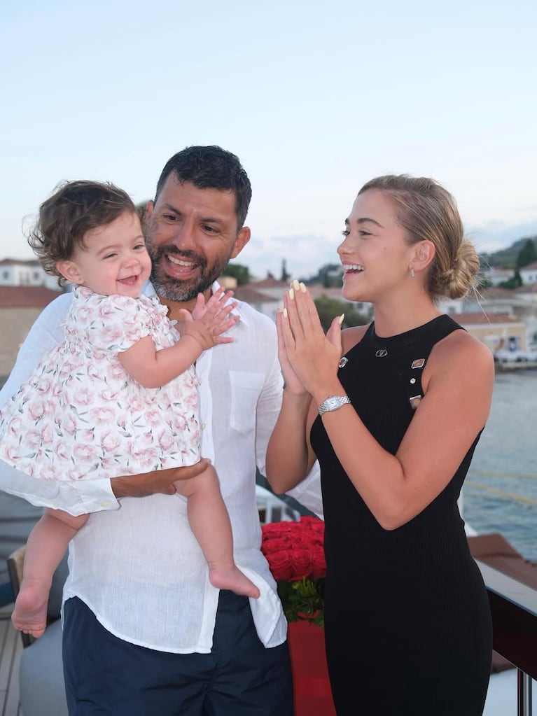 Sofía Calzetti y Sergio Kun Agüero con Olivia. (Foto: @soficalzetti)
