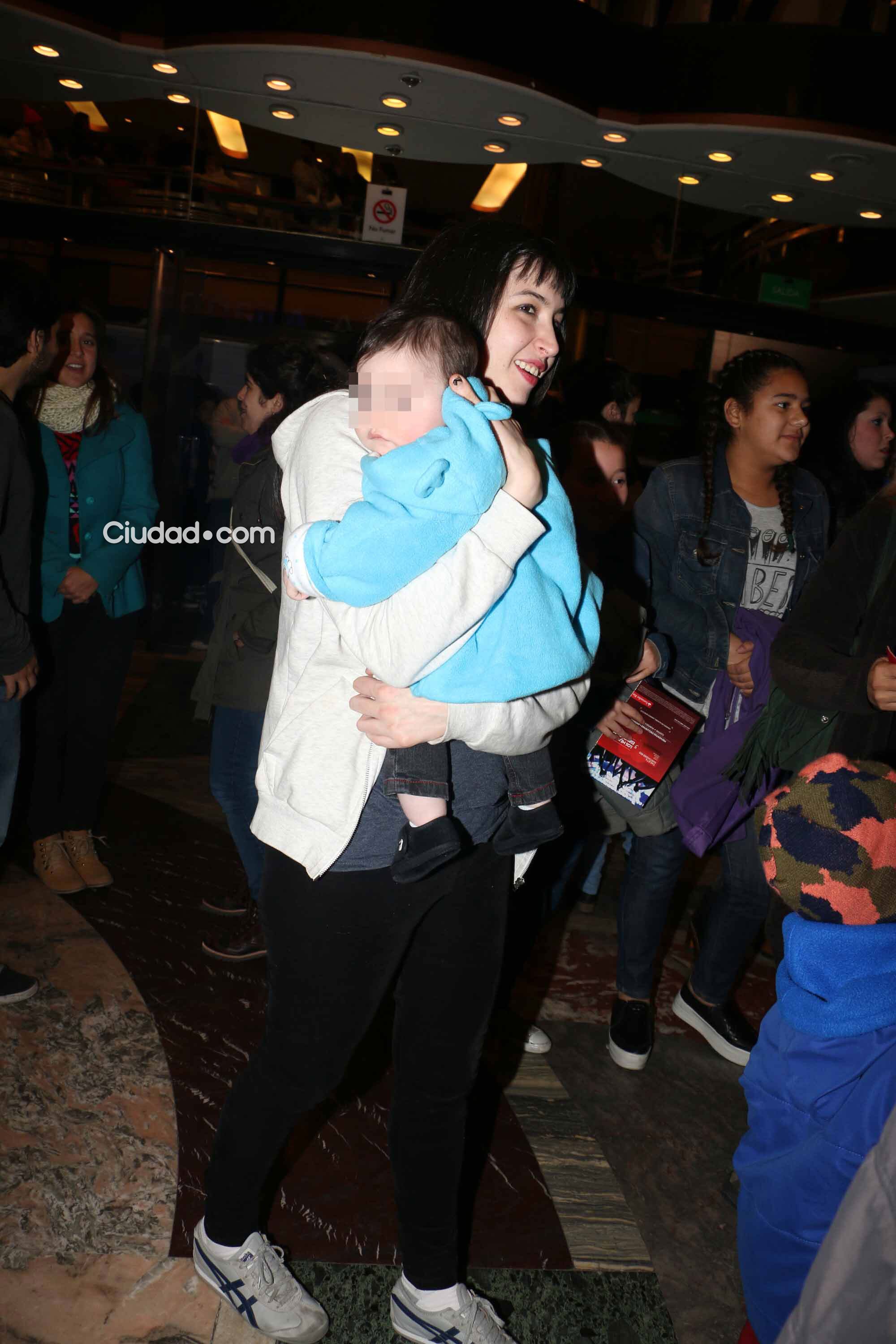 Sofía Gala con su hijo, Dante, en el teatro Ópera viendo a Topa (Foto: Movilpress)