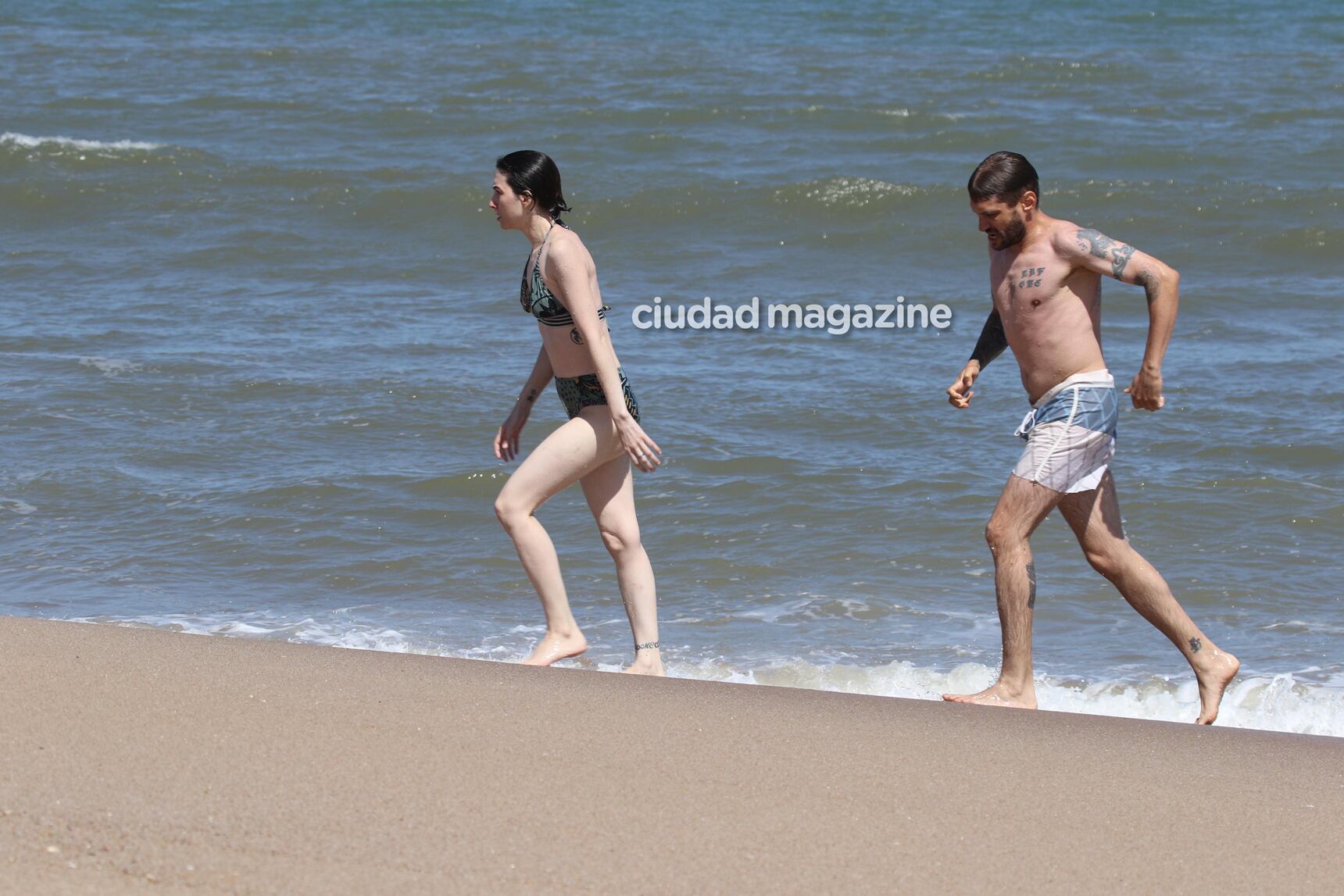 Sofía Gala, junto a sus dos hijos y su novio, Zeki Fernández, en las playas de Punta del Este. (Foto: GM Press)