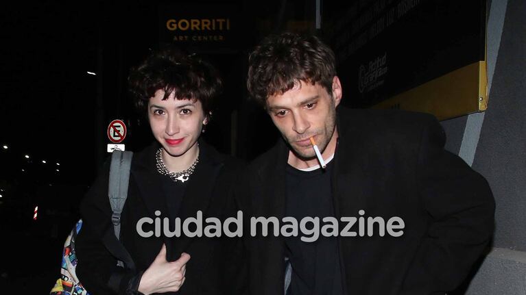 Sofía Gala, muy acaramelada con su novio, Zeki Fernández, en la obra de José María Muscari. (Foto: Movilpress)
