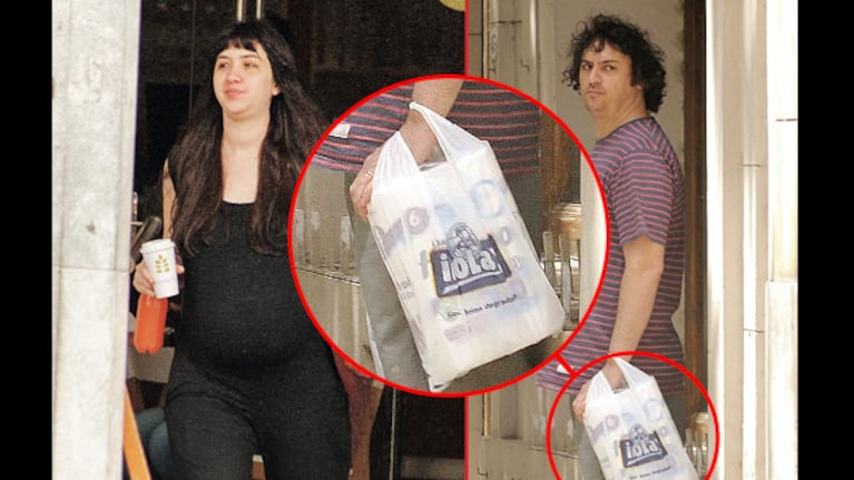 Sofía Gala y su novio compraron papel higiénico. (Fotos: revista Paparazzi)