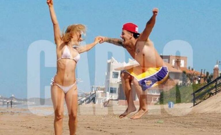 Sofía Macaggi y Alexander Caniggia en Pinamar. (Foto: revista Caras)