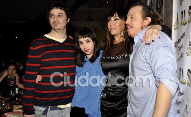 Sofía y Moria junto a sus parejas festejaron el debut teatral (Foto: Jennifer Rubio). 