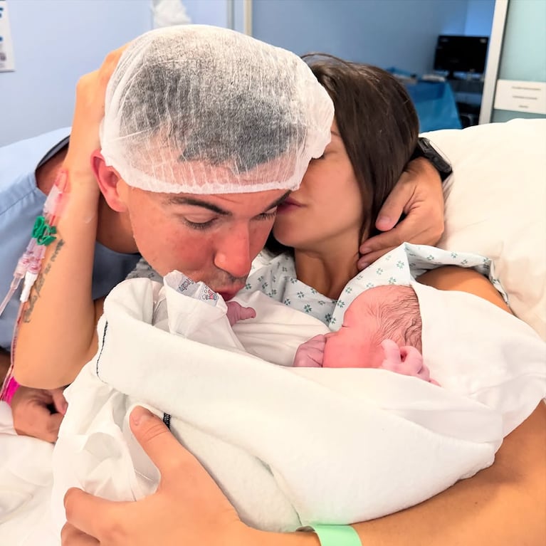 Sol Pérez presentó a su bebé recién nacido junto a Guido Mazzoni. Foto: Instagram (@lasobrideperez)