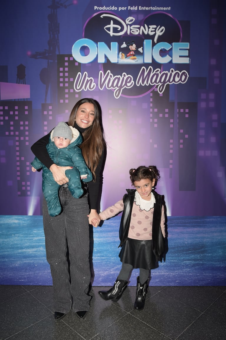 Sol Pérez y su hijo en el estreno de Disney On Ice (Foto: Prensa).