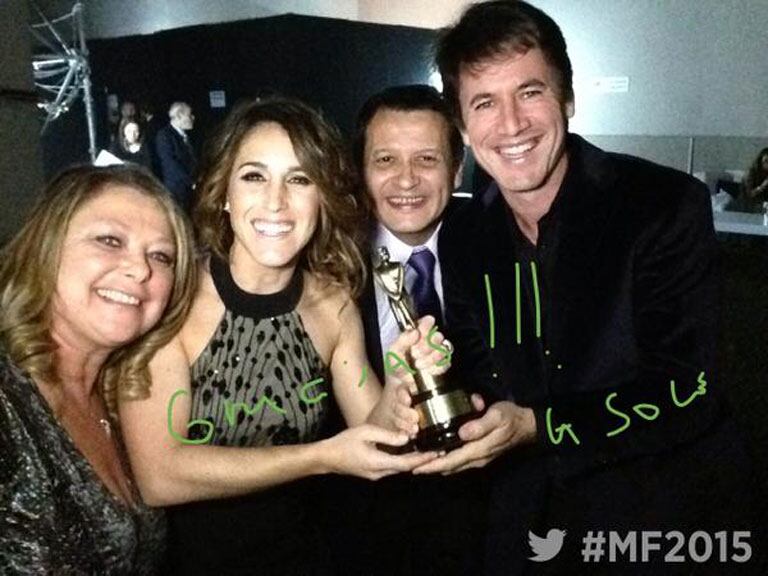 Soledad Pastorutti también posó con sus compañeros (Fotos: @eltreceoficial).
