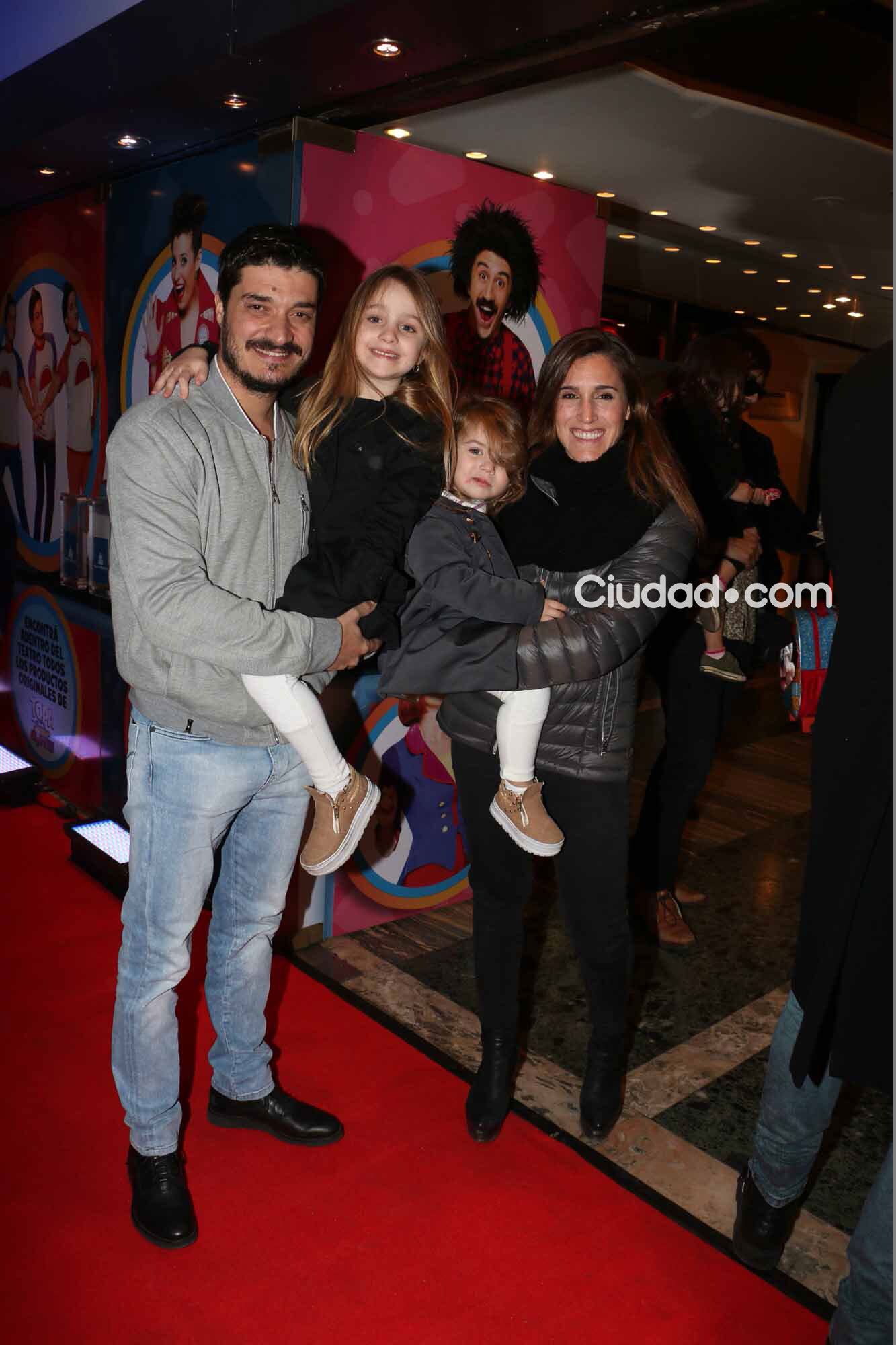 Soledad Pasturutti con su familia, en el teatro Ópera viendo a Topa (Foto: Movilpress)