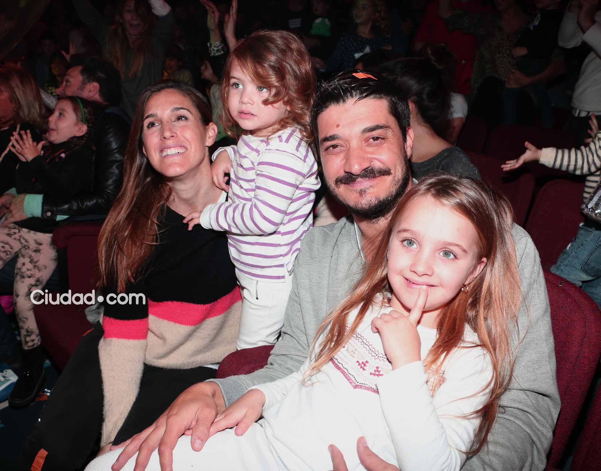 Soledad Pasturutti con su familia, en el teatro Ópera viendo a Topa (Foto: Movilpress)