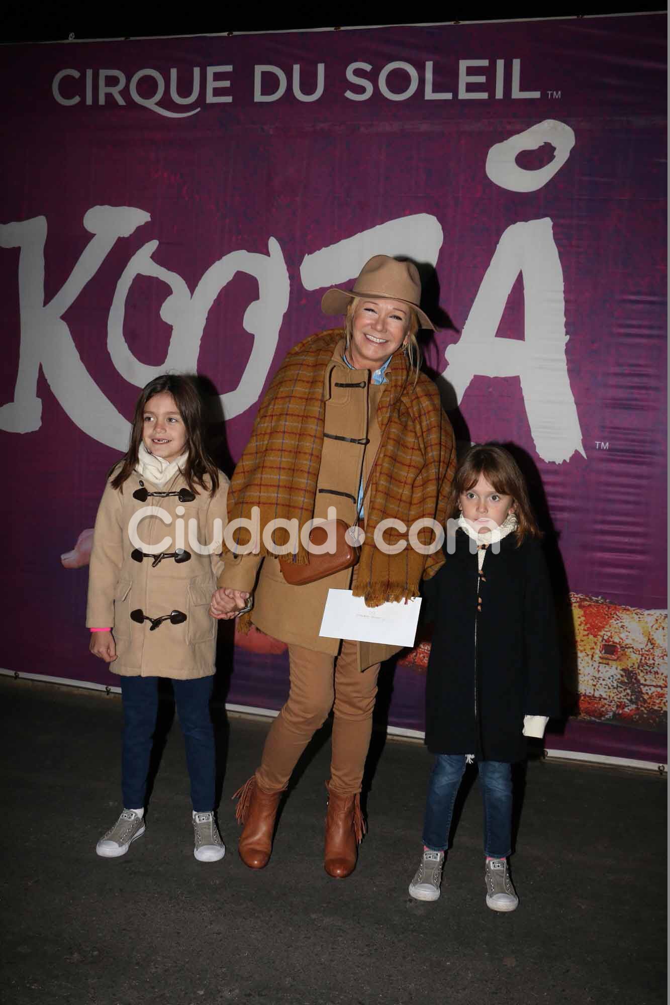 Soledad Silveyra con sus nietas fue a ver el Cirque Du Soleil. (Foto: Movilpress-Ciudad.com)