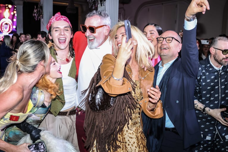Soledad Solaro, Verónica de la Canal, Jorge Rey, Valeria Mazza y Fabián Medina Flores en el desfile de Benito Fernández por sus 40 años en la moda (Foto: prensa).
