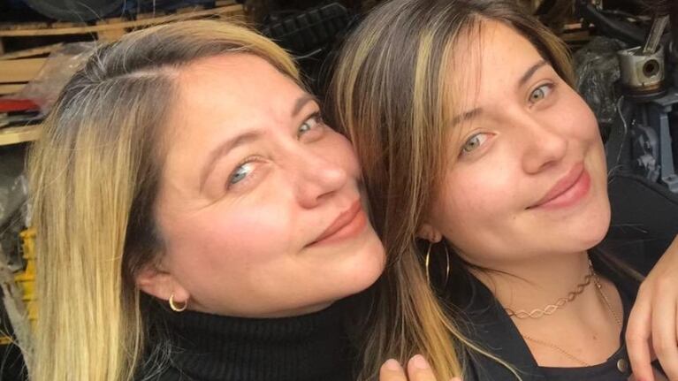 ¡Son igualitas! Una joven es idéntica a su suegra.