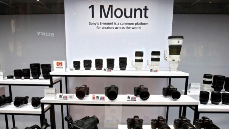 Sony presenta la nueva cámara 'vlog' ZV-E10 con objetivos intercambiables. Foto: EFE.