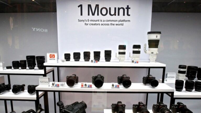 Sony presenta la nueva cámara 'vlog' ZV-E10 con objetivos intercambiables. Foto: EFE.