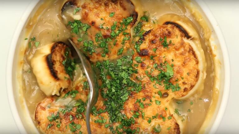Sopa de cebolla gratinada: la receta para días de frío ideal para compartir en familia