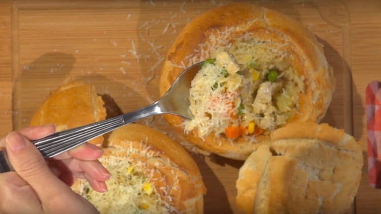 Sopa de fideos para chicos en pan de campo