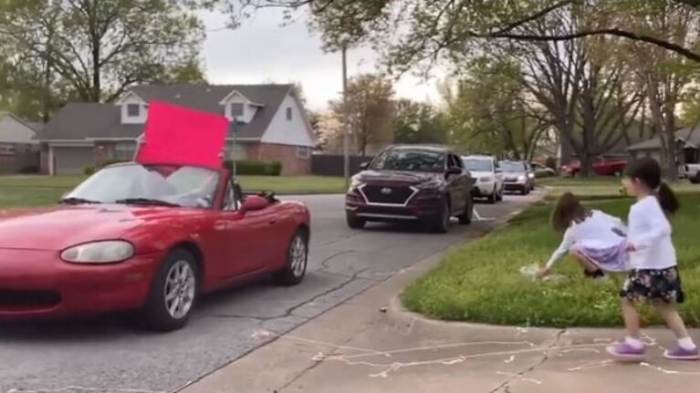 Sorprenden a sus hijas con un desfile de autos en cuarentena.