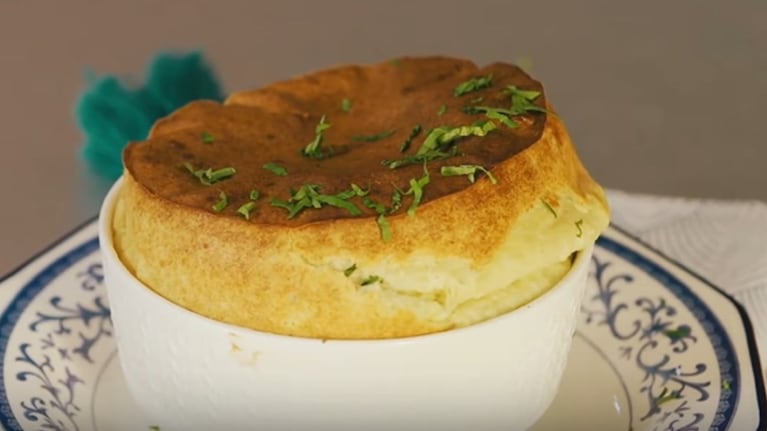 Soufflé de queso azul, un plato gourmet que se hace fácil y rápido. Foto: Cucinare TV