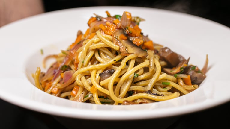 Spaghetti con sofrito de hongos por Mauro Lacagnina: la receta más profesional