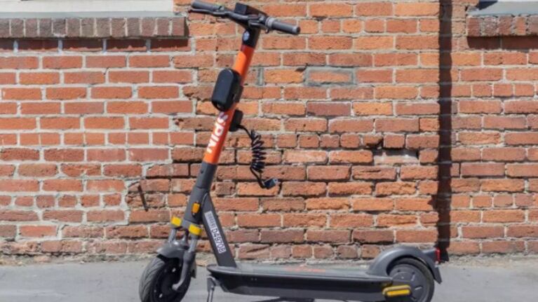 Spin presenta un patinete con IA que detecta la zona donde circula y reduce su velocidad en aceras