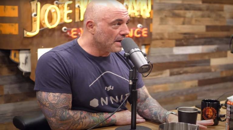 Spotify retira 70 podcasts del polémico Joe Rogan por el uso de términos racistas