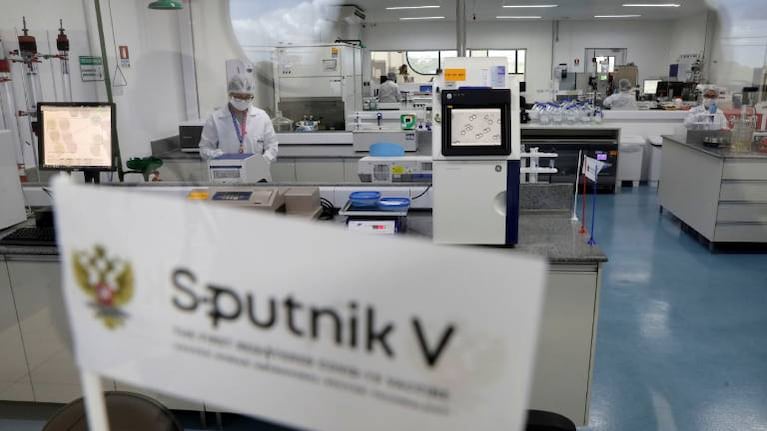 Sputnik V: Un avión de Aerolíneas Argentinas salió a buscar un nuevo lote de vacunas