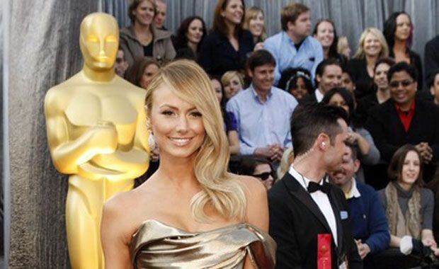 Stacy Kiebler, novia de George Clooney, hermosa con vestido de Marchesa (Foto: oscar.go.com).