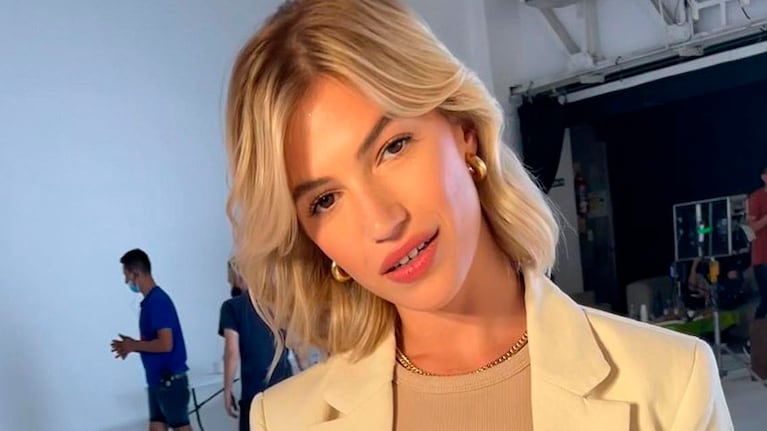 Stefi Roitman posteó una foto con peluca y sorprendió su parecido con Úrsula Corberó 