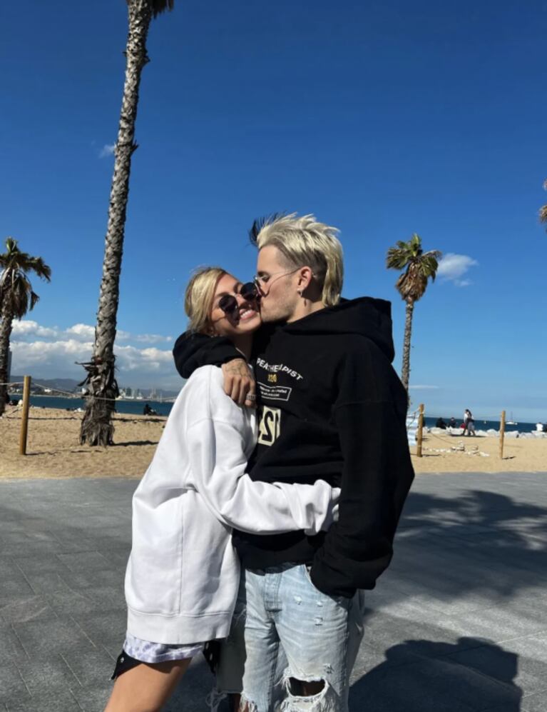 Stefi Roitman y Ricky Montaner intercambian románticos mensajes: ella está sola en Madrid