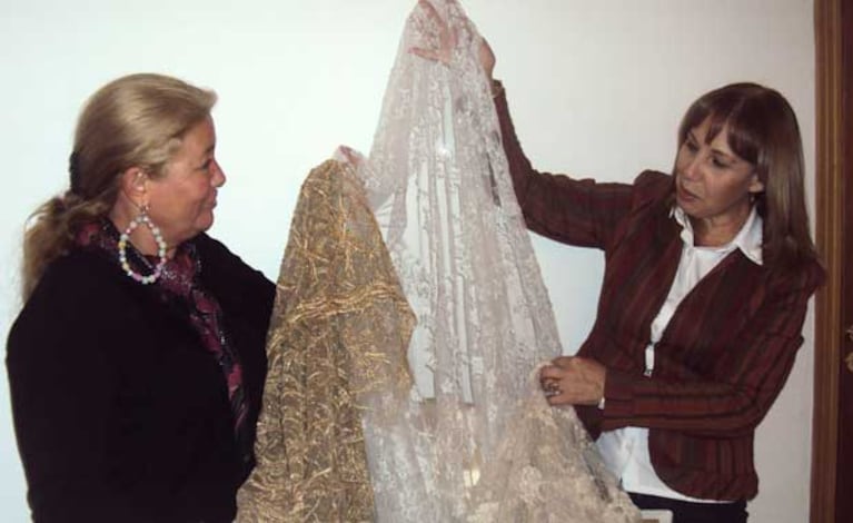 Stella Maris junto a la diseñadora de su vestido. (Foto: Alejandro Veroutis).