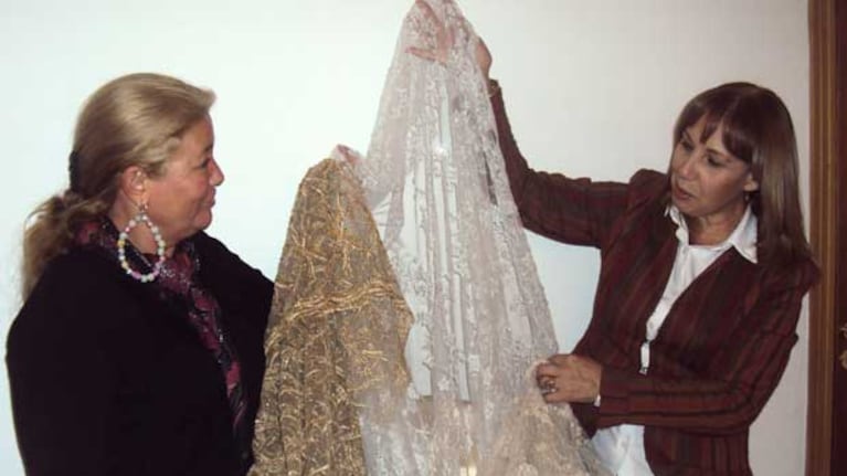 Stella Maris junto a la diseñadora de su vestido. (Foto: Alejandro Veroutis).