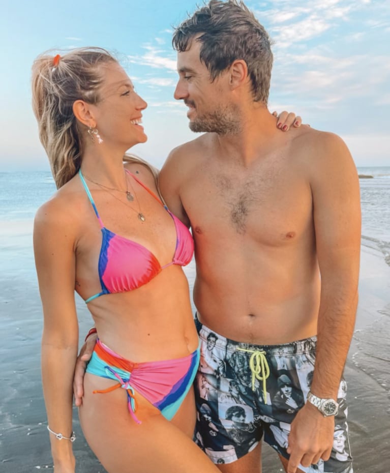 Stephanie Demner lució su pancita de embarazada en la playa junto a Guido Pella: "Mi familia" 