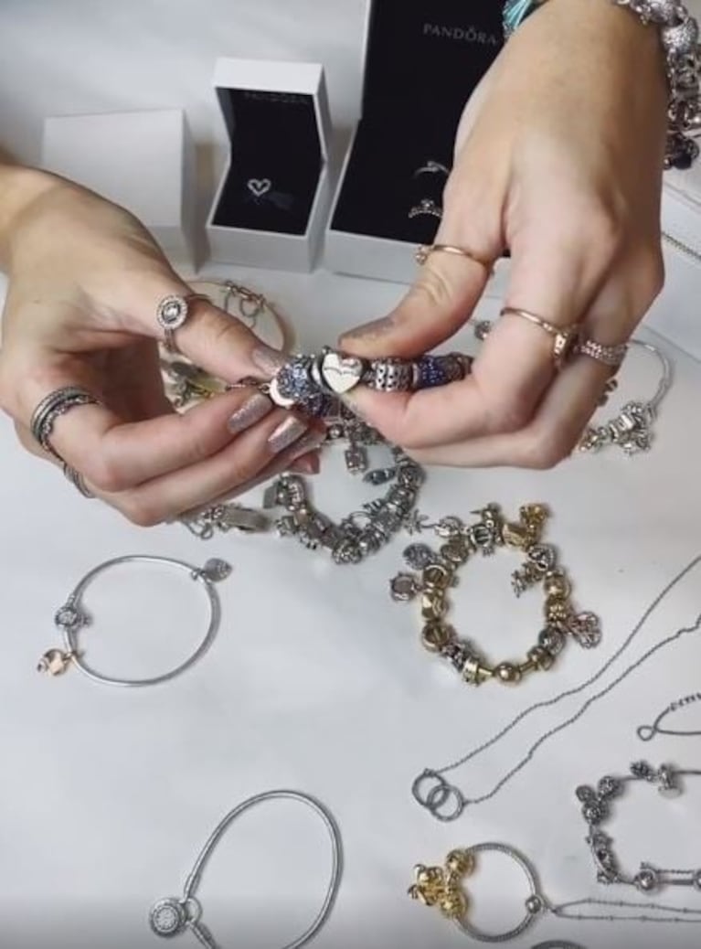 Stephanie Demner mostró la colección de joyas que guarda en su mesa de luz... ¡con clave de huella digital!