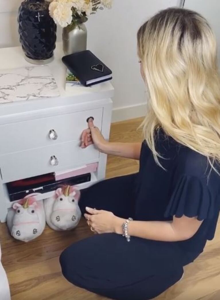 Stephanie Demner mostró la colección de joyas que guarda en su mesa de luz... ¡con clave de huella digital!