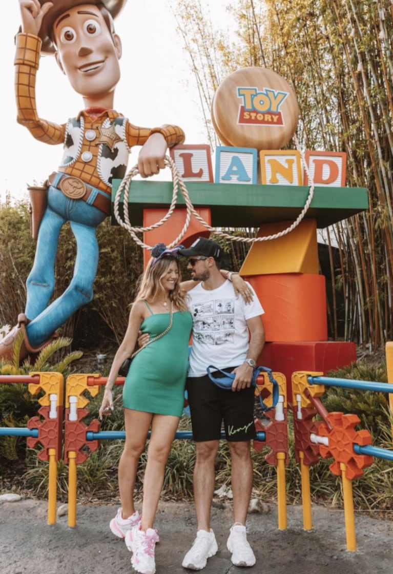 Stephanie Demner viajó a Disney con Guido Pella y lució su pancita de embarazada: "Con nuestra pollita"