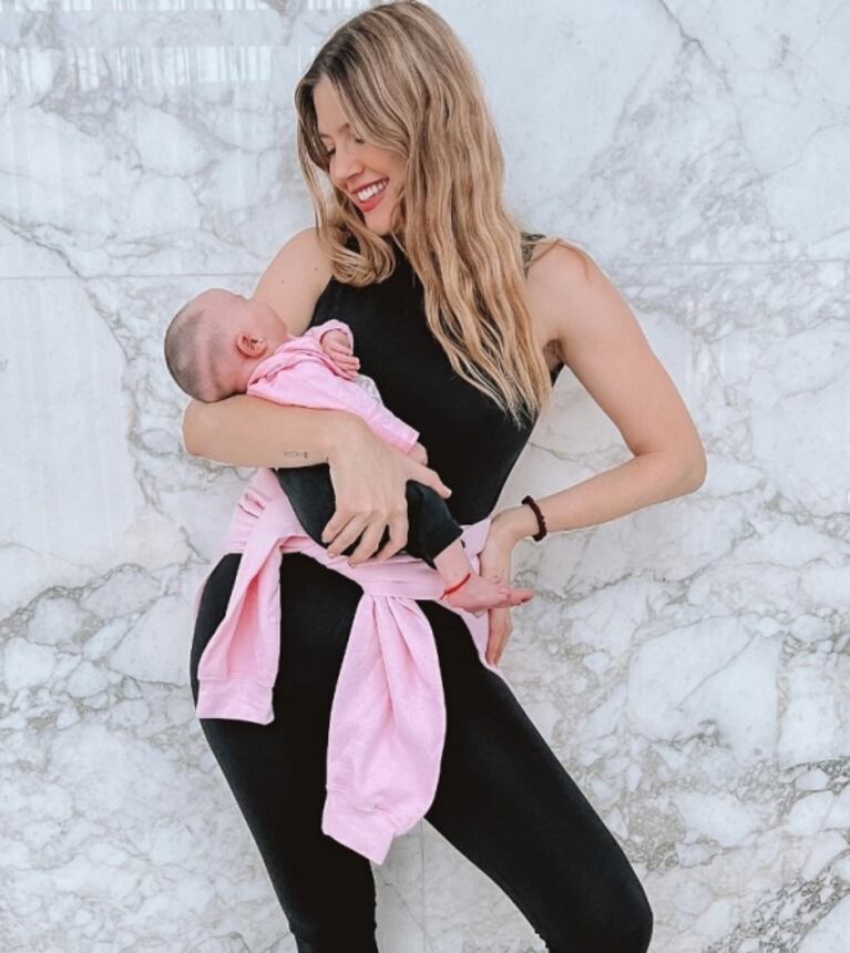 Stephanie Demner y su hija recién nacida lucieron el mismo outfit en negro y rosa