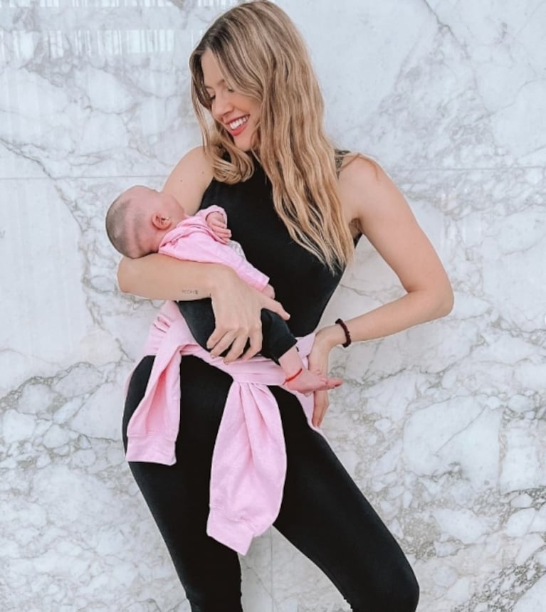 Stephanie Demner y su hija recién nacida lucieron el mismo outfit en negro y rosa