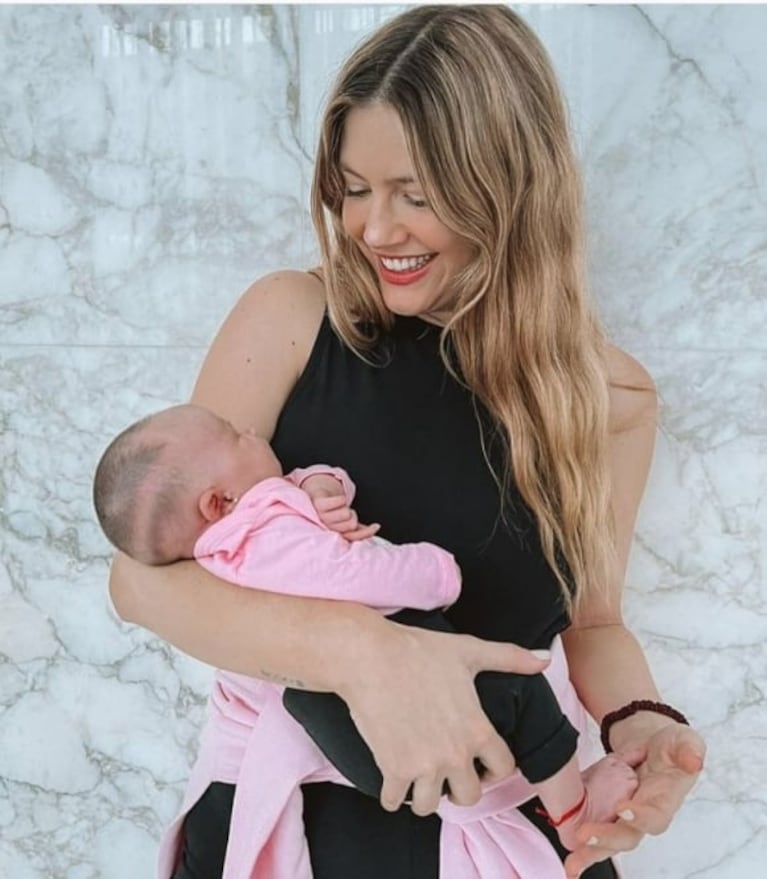 Stephanie Demner y su hija recién nacida lucieron el mismo outfit en negro y rosa